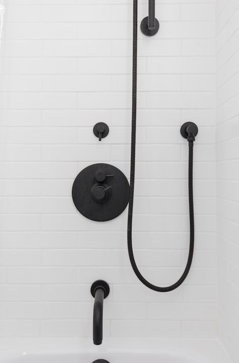 Looks we LOVE: white subway tiles + matte black accents. Black Bathroom Taps, Black Faucets, Scandinavian Chic, Black Fixtures, California Faucets, Bathroom Shower Faucets, Black Faucet, Shower Fittings, Faucet Design