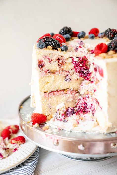 Lemon Marscapone Cake, Triple Berry Cake, Berry Cake Recipe, Fluffy Vanilla Cake, Vanilla Sheet Cakes, Fruit Birthday Cake, Cinnamon Buttercream, Best Summer Desserts, Fruity Cake