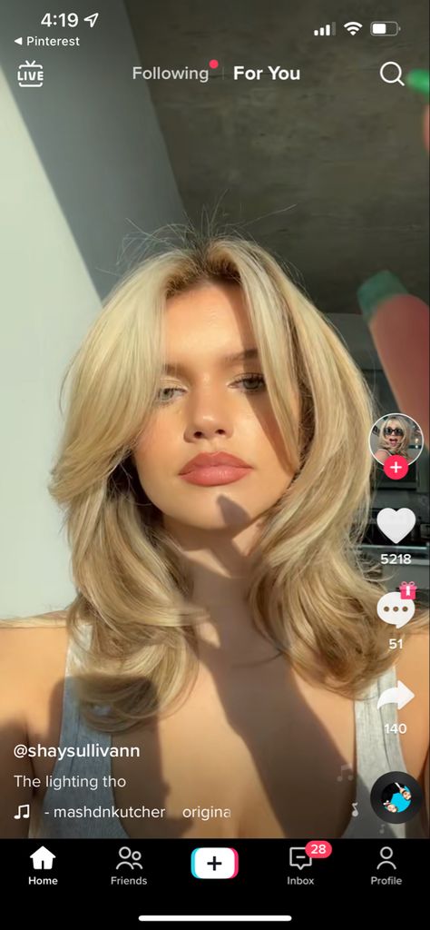 Layered Hair 2023 Medium, Trendy Hairstyles Curtain Bangs, Medium Rachel Haircut, Trending Haircuts Layers, Hair Styles Layers Short, Shoulder Length Glam Hair Styles, Layers And Volume Hair, Rachel Inspired Hair, 90s Model Haircut Medium