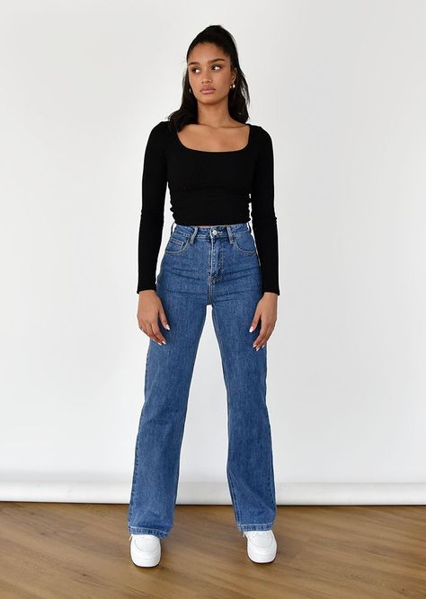 Dark Wash Ripped Jeans Outfits, Dark Jeans Outfit Ideas, Straight Fit Jeans Outfit Ideas, Dark Blue Jeans Fall Outfit, Dark Blue Straight Leg Jeans Outfit, Straight Leg Blue Jeans Outfit, Dark Blue Ripped Jeans Outfits, Dark Mom Jeans Outfit, Dark Wash Straight Leg Jeans Outfit