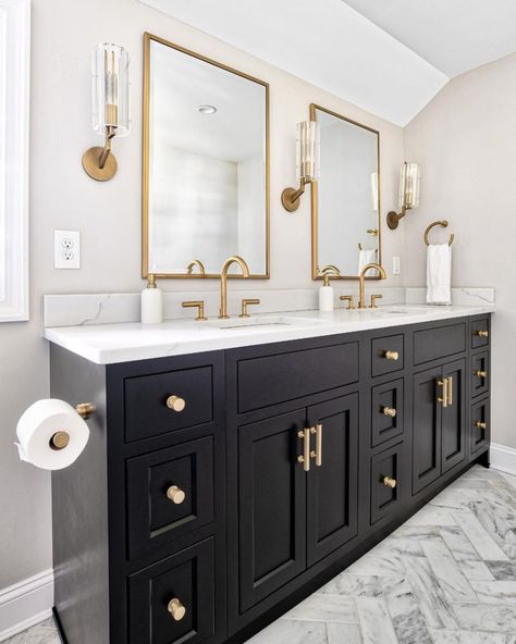 Interior Design & Home Decor on Instagram: “Black and brass combo and I’m here for it! Love the light wall paint that helps balance out the dark vanity. By Kitchen Intuitions” Gold Bad, Black And Gold Bathroom, Black Vanity Bathroom, Double Sinks, Bathroom Black, Gold Fixtures, Bad Inspiration, Black Vanity, Transitional Bathroom