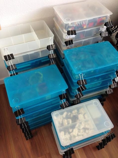 Ikea Glis Box Ideas, Duplo Storage, Lego Play Table, Hackers Ikea, Ikea Lack Side Table, Lego Plates, Kallax Shelving Unit, Lego Kits, Lego Table