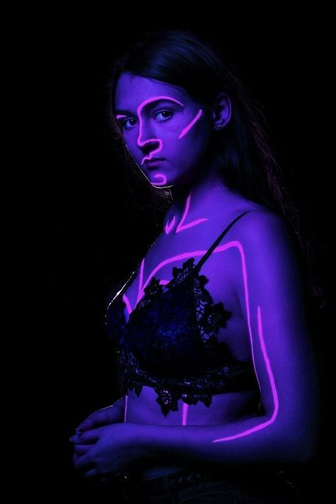 Uv Light Makeup, Black Light Photoshoot Ideas, Uv Makeup Ideas Black Lights, Uv Light Photography, Uv Party Outfit, Uv Makeup Ideas, Uv Light Party, Black Light Photoshoot, Neon Light Portrait