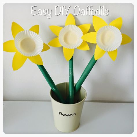 A very simple but effective way to make Paper Daffodils. A great Easter Craft. Paper Daffodils, Daffodil Craft, Paper Flowers For Kids, Arts And Crafts For Teens, Cupcake Cases, Paper Flower Crafts, Spring Crafts For Kids, Crafts For Seniors, Mothers Day Crafts For Kids