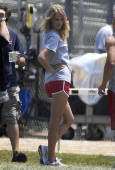 On the set of Valentine's Day 3.07.09 Valentine’s Day Taylor Swift, Taylor Swift Valentines Day Movie, Taylor Swift Valentines Day, Taylor Swift Valentines, Taylor Swift Fearless Era, Young Taylor Swift, Fearless Era, Taylor Swift Street Style, Taylor Outfits