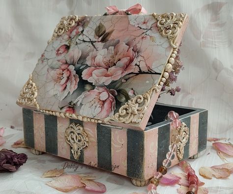 Altered Wooden Boxes, Decoupage Jewelry Box Ideas, Decoupage Boxes Ideas, Decorated Boxes Ideas, Decoupage Box Vintage, Decoupage Jewelry Box, Jewelry Box Makeover, Decoupage Tutorial, Decoupage Decor