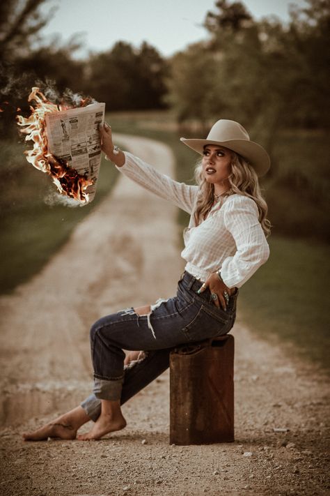 Western fashion with fire Western Sunflower Photoshoot, Cowgirl Birthday Pictures Photo Ideas, Western Outfit Ideas For Senior Pictures, Fire Senior Pictures, Country Singer Photoshoot Ideas, Boho Country Photoshoot, Out Of The Box Senior Picture Ideas, Outdoor Photoshoot Props Ideas, Extra Photoshoot Ideas