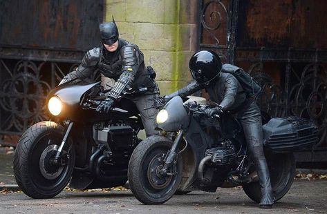 2022 Batman movie Catwoman motorcycle - Return of the Cafe Racers Batman Et Catwoman, Batman Bike, Matt Reeves, Japanese Motorcycle, Biker Gear, I Am Batman, Batman And Catwoman, Selina Kyle, Colin Farrell