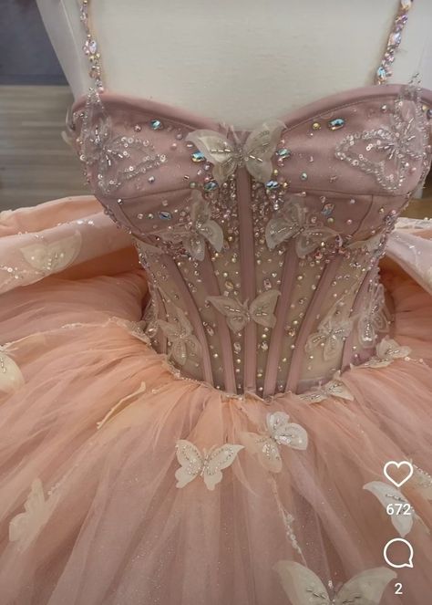 Butterfly Quince Dress, Pink Quince Theme, Rose Gold Quince, Rose Gold Quinceanera, Xv Dresses, Quince Themes, Quinceanera Dresses Gold, Quinceanera Pink, Pink Sweet 16