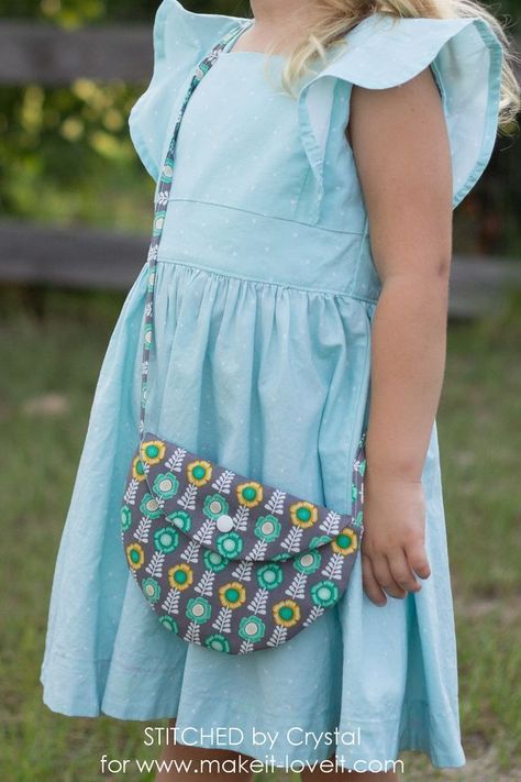 Simple CIRCLE PURSE Tutorial…for Girls! | Make It and Love It | Bloglovin’ Purse Patterns Free, Toddler Purse, Circle Purse, Purse Sewing Patterns, Kids Purse, Purse Tutorial, Diy Bags Purses, Kids' Bag, Sewing Purses