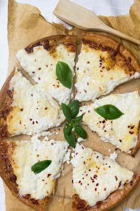 Cottage Cheese Pizza is an easy to prepare pizza topped with only a few ingredients. It's the perfect topping for pizza and a great way to switch up pizza. #cottagecheesepizza #vegetarian #glutenfree Cottage Cheese Pizza, White Pizza Sauce, White Pizza Recipes, Pizza Bowl, Tasty Pizza, Toast Pizza, Cheese Flatbread, Tortilla Pizza, White Pizza