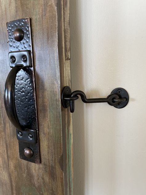 Amazing little latch to keep your barn door from being pushed opened by pets! No lot dogs taking things out of the pantry while we sleep Door Hook Ideas, Diy Door Handles, Barn Door Lock Ideas, Barn Door Handles Ideas, Door Latch Ideas, Locking Barn Door, Barn Door Latch Ideas, Locking Barn Door Bathroom, Barn Door With Lock