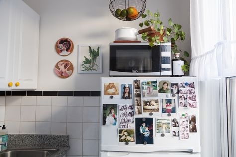 Cute Small Apartment Ideas, Cute Small Apartment, 90s Apartment, Fridge Aesthetic, Small Apartment Tour, Yellow Kitchen Cabinets, Vintage Eclectic Home, Girl Apartment, Fridge Decor