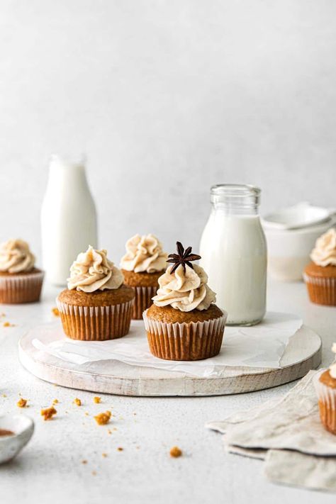 These fluffy ginger spice cupcakes almost melt in your mouth! They feature cozy warm spices that ring in the holidays. Each is frosted with gorgeous swirls of white-chocolate buttercream. Save this easy Christmas cupcake recipe for later. Pin it to Pinterest! Ginger Cupcakes, Spiced Cupcakes, White Chocolate Buttercream Frosting, Easy Christmas Cupcakes, Gingerbread Dessert, Chocolate Buttercream Icing, Christmas Cupcakes Recipes, Christmas Baking Cookies, Gingerbread Cupcakes