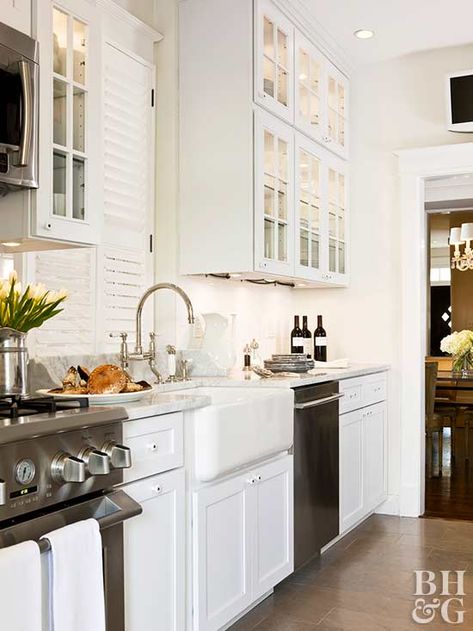 Black And White Galley Kitchen, White Galley Kitchens, White Galley Kitchen, Galley Kitchen Remodel Ideas, Soft Chamois, Bedrooms Modern, Small White Kitchens, Car Porch, Galley Kitchen Design