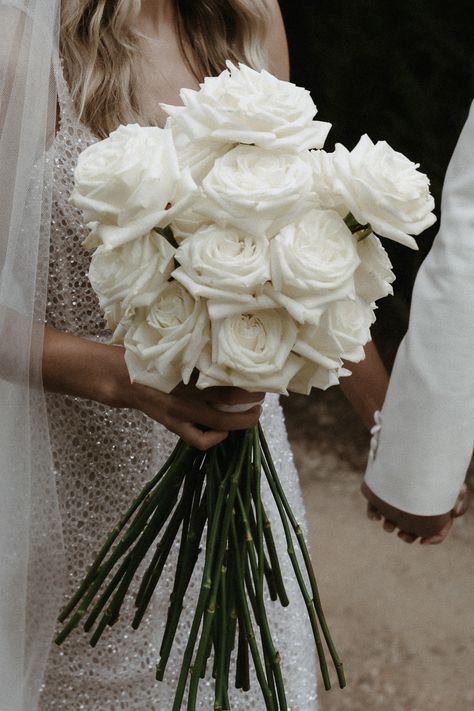 Big White Roses Wedding Bouquet, White And Red Rose Bouquet Wedding, White Rose Wedding Boquet, White Rose Wedding Flowers, Modern White Wedding Flowers, Classy Wedding Flowers, Winter Bride Bouquet, Classy Wedding Bouquet, Big Bridal Bouquet