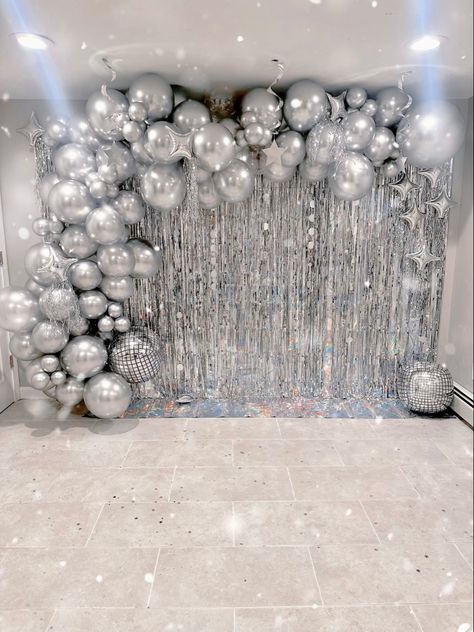 Silver Theme Birthday Party Decoration, Glitz And Glam Photobooth, Disco Silver Party, 18th Birthday Party Ideas Black And Silver, Silver Backdrop Ideas, Black And Silver Tablescape, 18th Party Ideas Decoration, Prom Champagne Party Ideas, Silver Prom Decorations