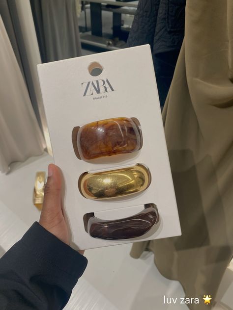 Accessories, zara , bangle bracelets, maximalist jewelry, jewelry aesthetics, gold jewelry, resin jewelry, jewelry collection, tortoise jewelry, #gold #aesthetic #bracelet #jewelry #blogger Bangles Aesthetic, Tortoise Jewelry, Zara Bracelet, Maximalist Jewelry, Aesthetic Bracelet, Dream Closet Design, Zara Jewelry, Resin Bangles, Resin Bracelet