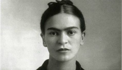 Frida Short Hair Photo, Freida Kahlo, Frida Kahlo Style, Photo Black And White, Frida Kahlo Art, Black And White Portrait, Head Mask, White Portrait, Diego Rivera