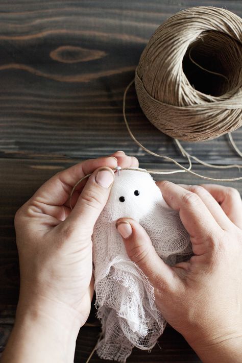 Yarn Pumpkin Garland Diy, Diy Tulle Ghost Decoration, Halloween Ghost Garland Diy, Fabric Ghost Garland, Halloween Garland Mantle Diy, Small Hanging Ghosts Diy, Halloween Garlands Diy, Mini Cheesecloth Ghosts, Diy Ghost Banner