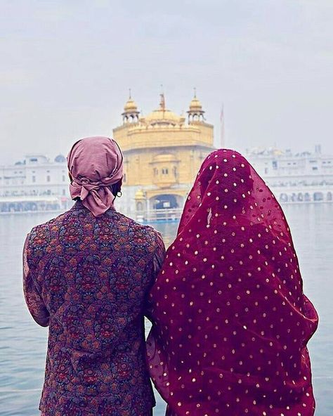 Deepika Padukone And Ranveer Singh, Deepika Ranveer, Travel Pose, Temple Photography, Punjabi Couple, Bollywood Couples, Golden Temple, First Wedding Anniversary, Beautiful Suit