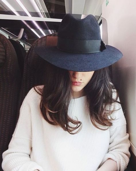 12 Poderosas razones por las que deberías comenzar a usar sombreros Black Hat, Mode Inspiration, Mad Hatter, Fashion Mode, Beauty And Fashion, Tulum, Hat Fashion, Winter Style, Passion For Fashion