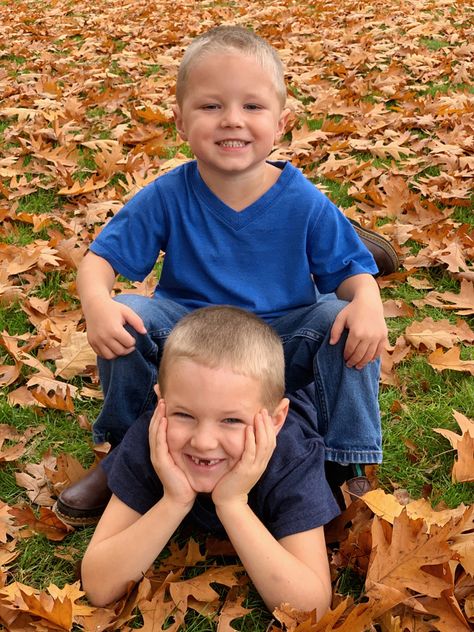 Brothers Fall Photoshoot, Brother Picture Poses, Brother And Sister Aesthetic Photography, Siblings Fall Photoshoot, Big Brother Little Brother Photoshoot, Brother Photoshoot Ideas, Young Sibling Photography Poses, Brothers Photo Shoot Sibling Pics, Brother Pictures Boys