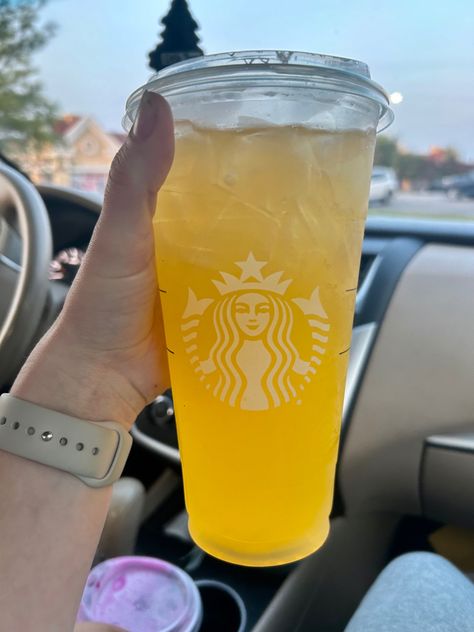 Pineapple Refresher Starbucks, Pineapple Passionfruit Lemonade, Pineapple Passionfruit Refresher, Trenta Starbucks, Passionfruit Lemonade, Pineapple Refresher, Refresher Starbucks, Lemonade Refresher, Lemonade Drink