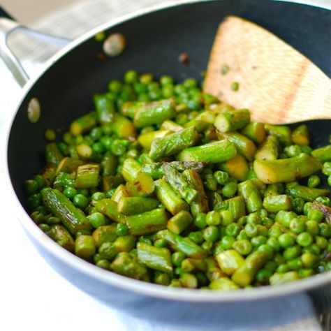 Asparagus and Pea Saute Asparagus And Peas Recipes, Asparagus And Peas, Meatless Entrees, Recipe Asparagus, Pasta With Peas, Yummy Veggies, Pinch Of Yum, Peas Recipe, Asparagus Pasta