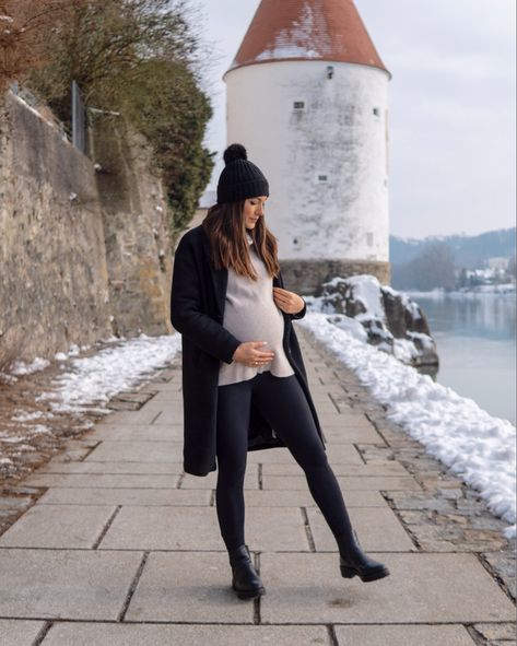 Pregnancy outfit idea. Winter pregnancy outfit. Maternity outfit for the third trimester. Maternity Mountain Outfits, Cold Winter Maternity Outfits, Pregnant Winter Outfits Cold Weather, 3rd Trimester Outfits Fall, Winter Outfit Maternity, Maternity Snow Outfits, Maternity Cold Weather Outfits, 3rd Trimester Outfits Winter, Third Trimester Winter Outfits