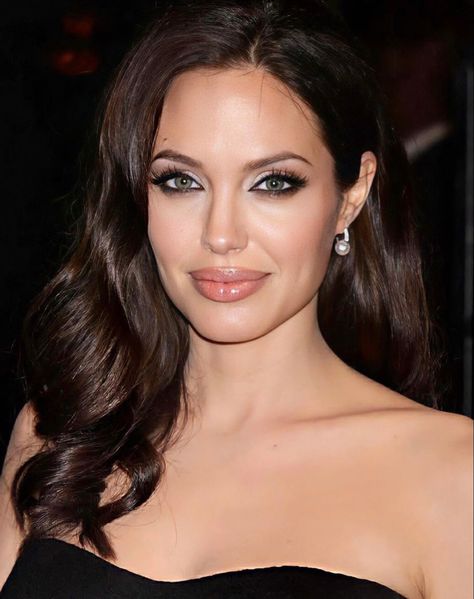 Lara Croft Angelina Jolie, Celebrity Updos, Italian Women Style, Liz Gilles, Adriana Lima Young, Hande Ercel Style, Her King, Find Your People, Angelina Jolie Photos