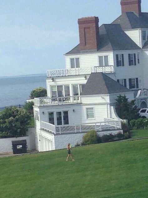 I introduce to you a 24 yr old, Grammy winner who is walking around her house in Rhode Island... with a water gun... only Taylor Swift. Taylor Swift House Rhode Island, Taylor Swift Rhode Island Home, Taylor Swift Rhode Island, Holiday House Taylor Swift, Taylor Swift House, Taylor Icon, Midnight Red, State Of Grace, Island House