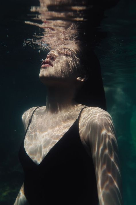 Underwater Shoot, Lilo Pelekai, Underwater Photoshoot, Underwater Portrait, Underwater Painting, Underwater Art, Photographie Portrait Inspiration, Underwater Photos, Hur Man Målar