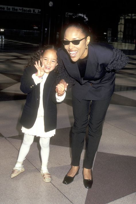 Mom And Daughter Paparazzi, Lynn Whitfield 90s, African American Women Fashion, Famous Black People, Lynn Whitfield, Famous Moms, Miss My Mom, Dave East, Black Elegance