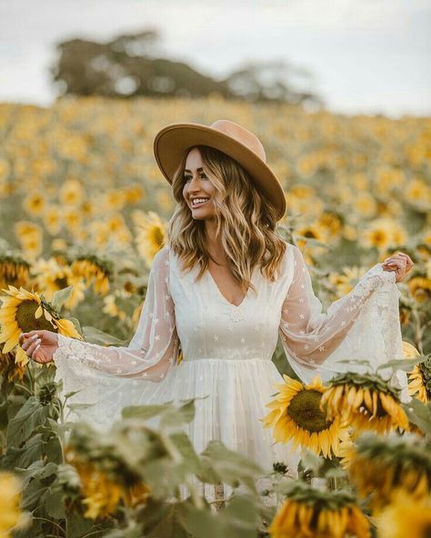 Sunflower Field Photography, Sunflower Field Pictures, Shooting Couple, Sunflower Photography, Sunflower Photo, Flower Photoshoot, Sunflower Pictures, Sunflower Field, Fields Photography