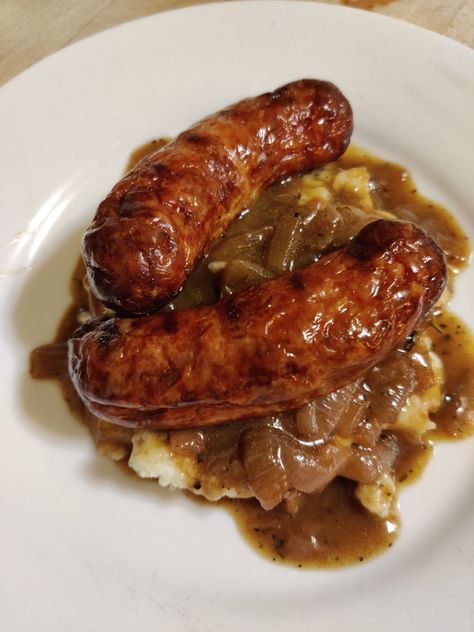 Banger & Mash with Red Onion Gravy British Bangers, Bangers Recipe, Red Onion Gravy, Bangers And Mash Recipe, Sausage And Mash, Recipes Pork, Easy Cook, Mash Recipe, Bangers And Mash