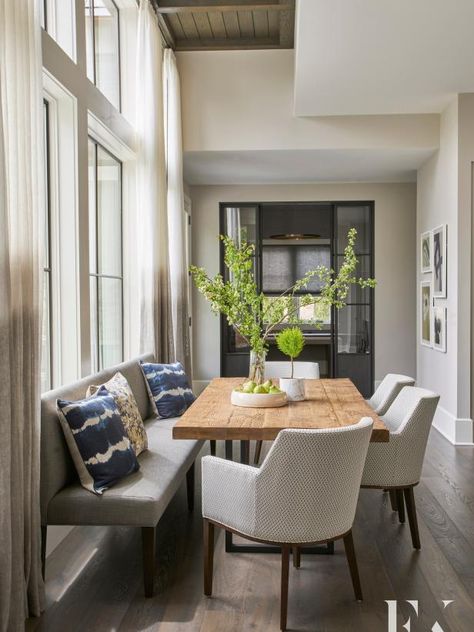 Kitchen Breakfast Nooks, Stylish Dining Room, Comfortable Kitchen, Family Design, Home Staging Tips, Kitchen Nook, Dining Nook, The Dining Room, Dining Room Bench