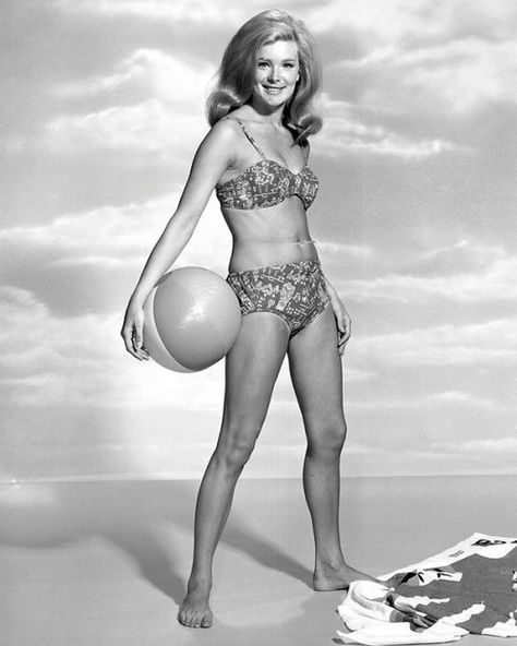 1960s Glamour, Linda Evans, Heather Locklear, Joan Collins, Glamour Shots, Farrah Fawcett, Vintage Swimwear, Blonde Bombshell, Black White Photos