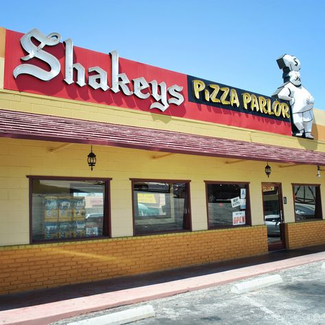 Shakeys Pizza - would travel into Lubbock and talk Dad into taking us there......great memories. Shakey's Pizza, Pizza Parlor, Los Angeles Hotels, Vintage Restaurant, Retro Sign, Retro Recipes, Vintage Memory, Good Pizza, Good Ole