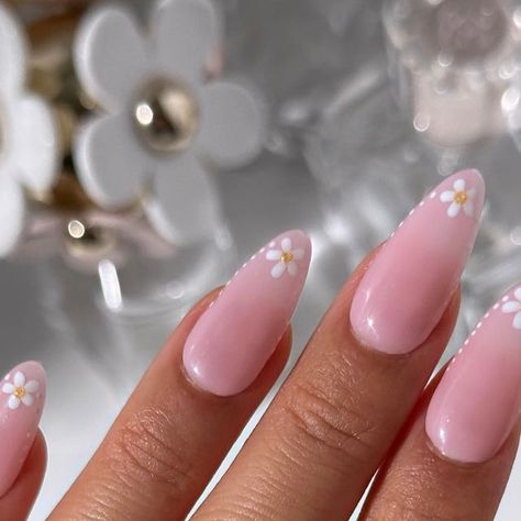 pearlie pressed | diy nail art | gel x on Instagram: "flower french tips 🌸☁️ - do you like this nail inspo?  using @beetlesgelpolish use code PEARLIE2024 for savings (link on my page)  [flower nails, flower nails art, flower french nails, floral french nail tips, flower french tips, flower nails inspo, flower almond nails, spring flower nail art, flower nail art, flower nail art design, easy nail art, easy nail art for beginners, easy nail designs, simple flower nail]  #flowernailart #flowernail #flowernaildesign #flowernaildesigns #flowernailsart #flowernails🌺 #flowernails #floralnails #floralnailart #nailswithflowers #nailswithflower #nailartinspo #nailartideas #easynailart" Chrome French Tip Nails With Flowers, French Tip And Floral Nails, Almond Nails Flower Design, Almond Nails Flowers, French Flower Nails, Flower Almond Nails, Flower French Tips, Flower French Tip Nails, French Tip With Flowers