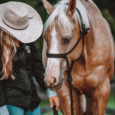 my home 💗 . . . . @elenas1010 #western #horse #photography #pose #rodeo #pinterest #ａｅｓｔｈｅｔｉｃ #explore Professional Horse And Rider Photography, Pictures To Take With Your Horse, Western Horse Photography, Barrel Racing Aesthetic, Barrel Racing Photography, Horse Photoshoot Ideas, Western Photo Shoots, Horse Photography Poses, Western Photo