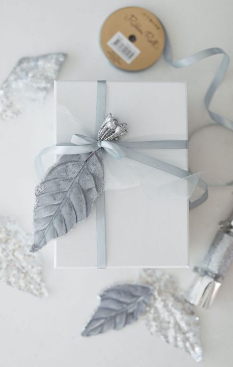 Christmas Parcel Ideas, Blue Gift Wrapping Ideas, White Gift Wrapping Ideas, Gift Wrapping Ideas Simple, White Christmas Gift Wrap, New House Gift Basket, Best House Warming Gifts, House Gift Basket, Funny House Warming Gift