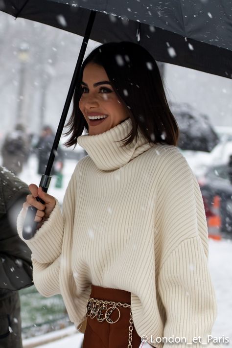 Camila Coelho Paris Fashion Week Chanel SS19 Street Style Camilla Coelho, Paris Fashion Week Chanel, Style Parisienne, London Street Style, Types Of Fashion Styles, Fashion Classy, Instagram Fashion, Her Style, Fashion Photo