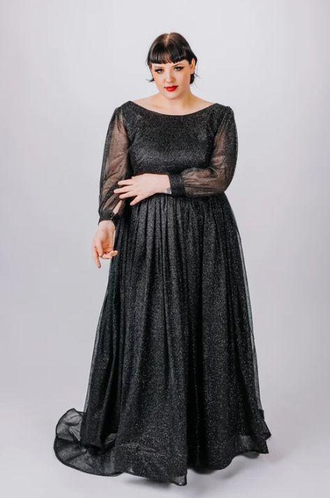 Size Inclusive Wedding Dress Designer - Interview with Hannah Caroline Couture For the Midnight Shimmer collection, Hannah wanted to be sure to bring options that plus size brides traditionally don't get. "My focus was really on bringing on a variety of silhouettes I don’t see in plus size often," she shared, "as well as bringing in interesting fabrics and textures I don’t see in bridal." #AlternativeBride #AlternativePlusSizeBride #NontraditionalBride #PlusSizeWedding #PlusSizeBride #PlusSizeW Horsehair Braid, Chiffon Wedding Gowns, Wedding Dress Brands, Skirt Flowy, Black Formal Dress, Custom Wedding Gown, Plus Size Brides, Plus Size Fashion Tips, Wedding Dress Flowy