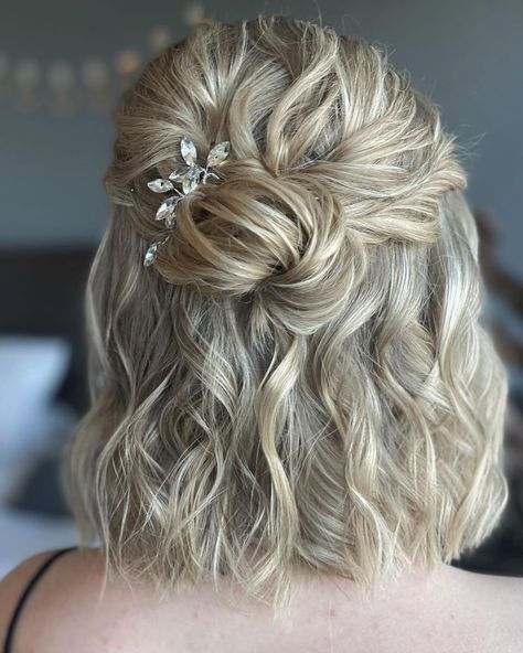 Short Wedding Hairstyles For Bridesmaids, Short Hair Wedding Styles Bridesmaid, Braid Hair Style, Hairstyle 2023, Half Up Half Down Short Hair, Free Hairstyle, Short Bridal Hair, Formal Hairstyles For Short Hair, Bridal Hair Half Up