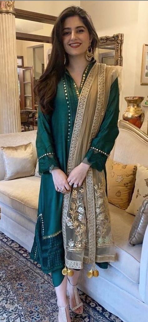 Pakistani Dresses Casual Simple Stylish, Simple Pakistani Dresses Party Wear, Poses Dress, Style Outfits Summer, Summer Vibes Aesthetic, Aesthetic Summer Outfits, Designer Aesthetic, Modeling Poses, Womens Trendy Dresses