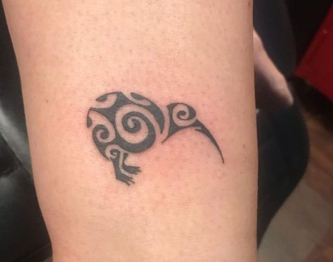 35+ Amazing Kiwi Bird Tattoos with Meanings - Body Art Guru New Zealand Tattoos For Women, Kiwi Tattoo New Zealand, New Zealand Tattoo Ideas Maori, Kiwi Fruit Tattoo, New Zealand Tattoo Ideas, Kiwi Bird Tattoo, Kiwi Tattoo, Nz Tattoo, Snowboard Tattoo