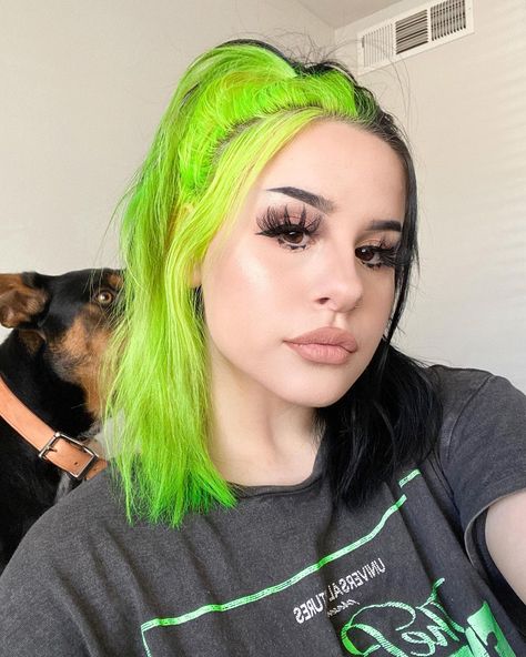 Black Green Split Dye, Undercolours Hair, Manic Panic Electric Lizard, Neon Green Hair, Bold Haircuts, Split Dye, Bold Hair Color, Split Hair, Fun Hair