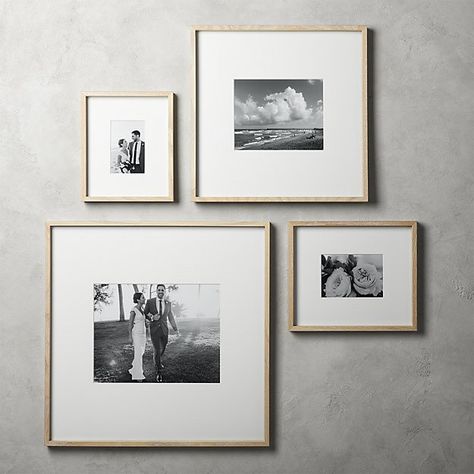 Hang Photos, Oak Picture Frames, Italian Bedroom, Unique Picture Frames, Picture Gallery Wall, Gallery Wall Layout, Photo Wall Gallery, Furniture Classic, Gallery Wall Frames