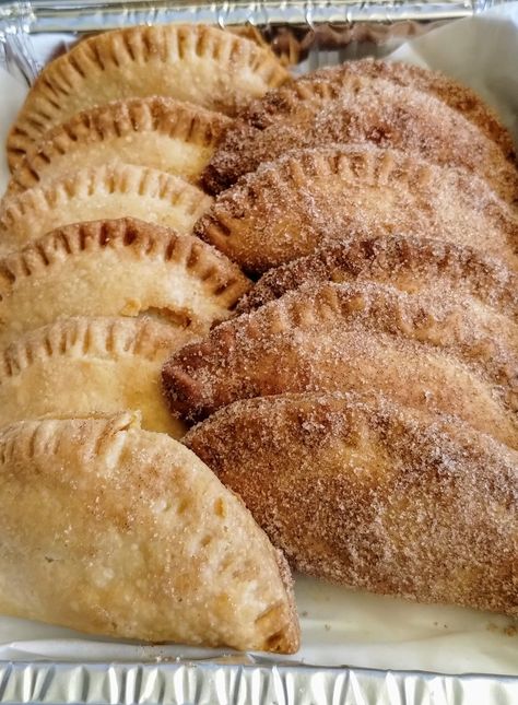 Empanadas Filled With Cajeta - Easy DIY Recipes Dessert Empanadas, Mexican Empanadas, Reames Noodles, Empanada Discs, Carne Adovada, Lemon Bread Recipes, Mexican Pastries, Mexican Stew, Vegetable Shortening